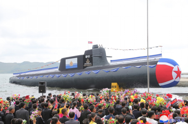 朝鲜第一艘战术核攻击潜艇下水，金正恩出席