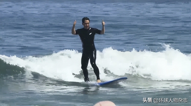 “拜鬼”半个多月后，他搞了一出“福岛冲浪秀”