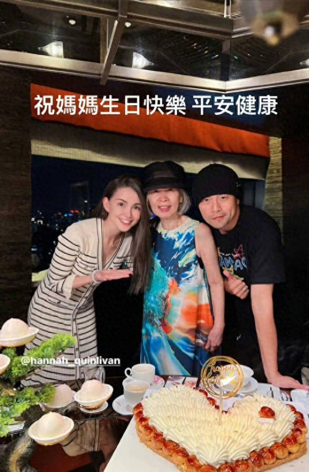 周杰伦昆凌为妈妈庆生 婆媳二人罕见同框画面有爱