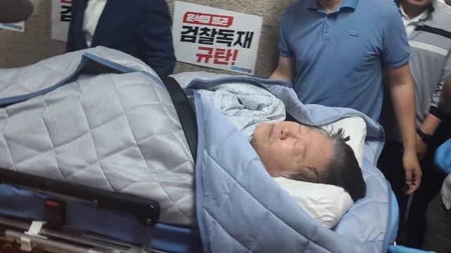 李在明脸色苍白被送医院 陷入昏迷