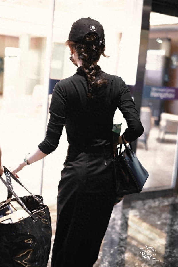 杨幂黑色紧身衣裙凸显玲珑曲线 身材高挑优雅从容