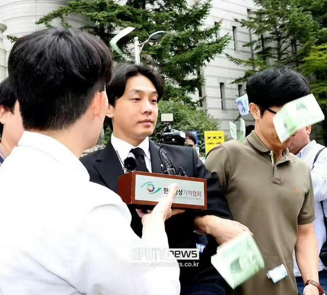 刘亚仁否认销毁证据 结束调查离开途中被民众扔钱