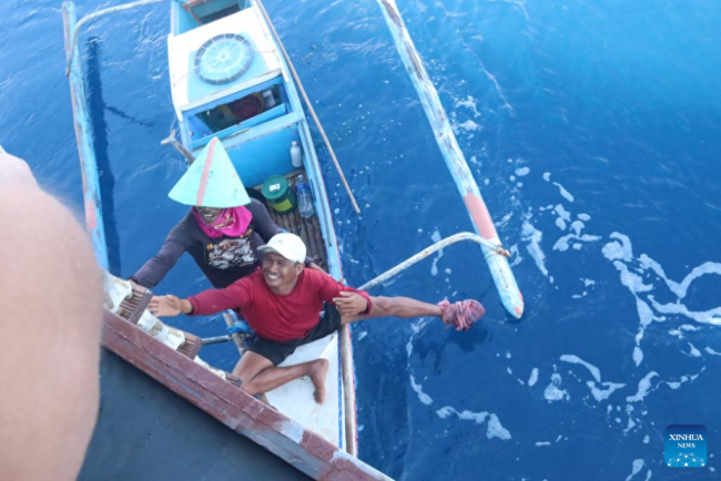 中国海军巡航时解救两名菲律宾渔民，救治后已移交菲方