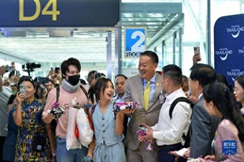 泰总理在机场迎接中国首批免签游客，称“游客安全将被优先考虑”
