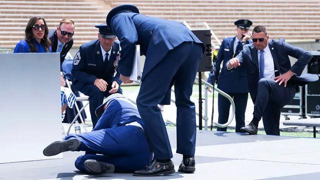 拜登下飞机时险些滑倒 此前刚被曝为防止滑倒开始穿网球鞋