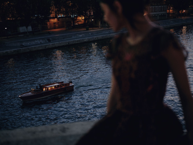 迪丽热巴身着黑色长裙融进塞纳河畔的晚风