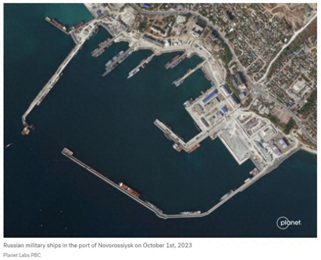美媒：卫星图像显示俄黑海舰队多艘舰船转移至另一港口