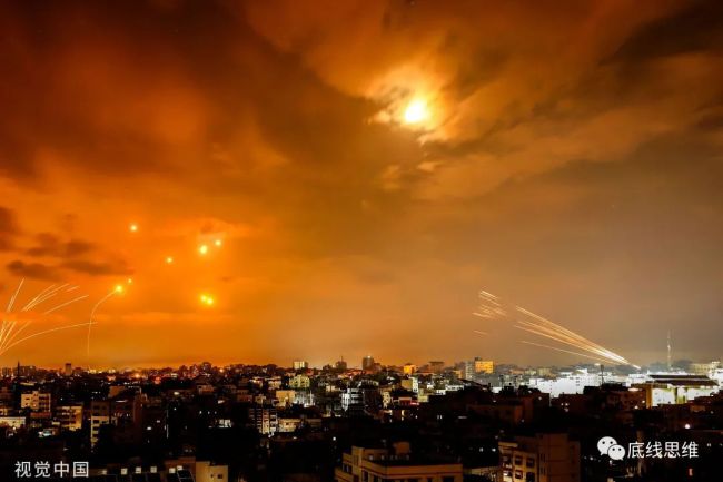 当地时间2023年10月8日凌晨，加沙城，巴勒斯坦武装分子发射的火箭弹被以色列“铁穹”防御系统拦截（图源：视觉中国）