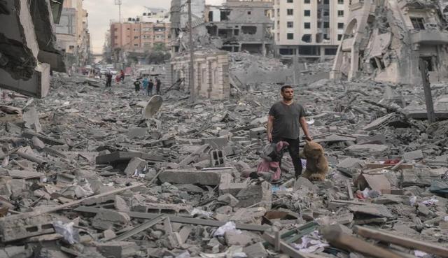 巴勒斯坦加沙：全家遇难男子废墟中失神！