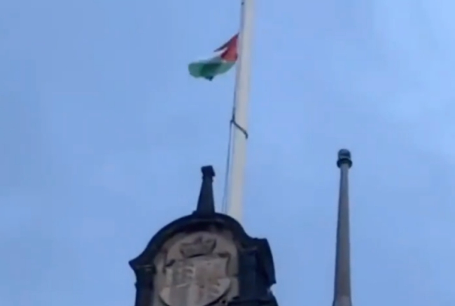 英国男子扔掉以色列国旗，升起巴勒斯坦国旗！