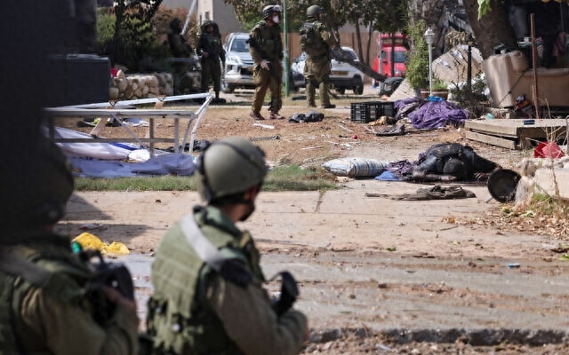 以色列小镇遇袭后外媒记者团实地走访 以色列士兵：部分婴儿被斩首