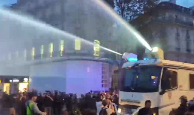 蔓延到巴黎！“警方用高压水枪驱散人群”