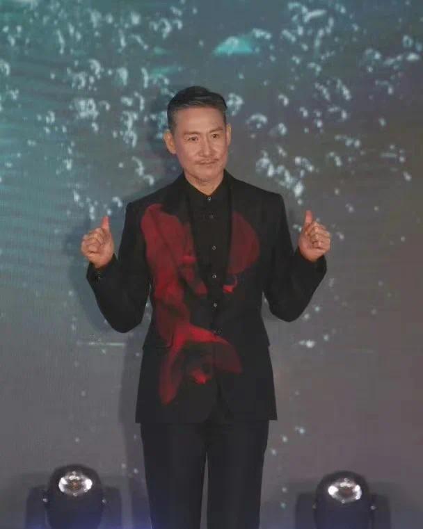 张学友首度回应演唱会摔倒风波：晕眩症发作