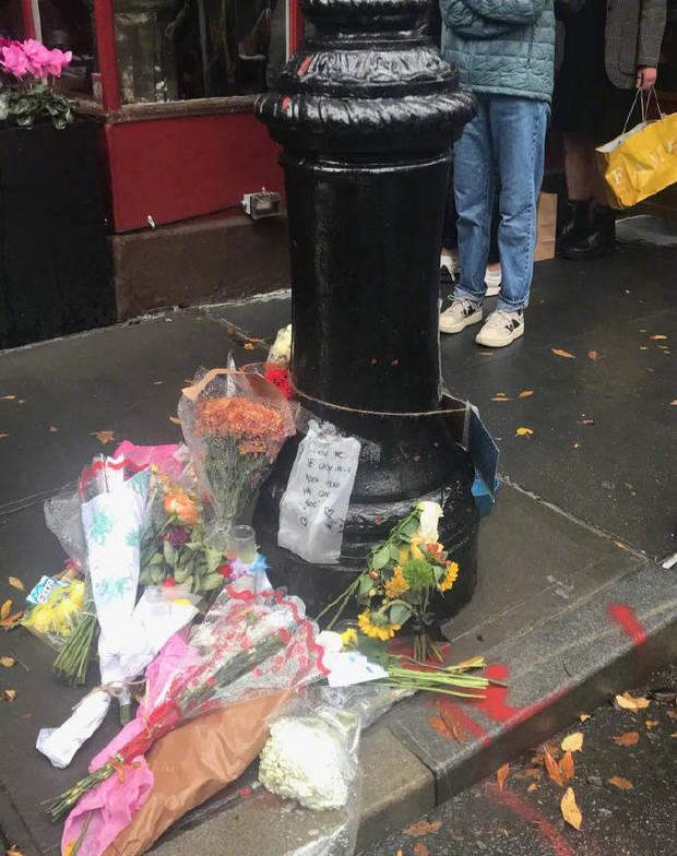 老友记剧迷在取景地纪念马修 现场放鲜花悼词