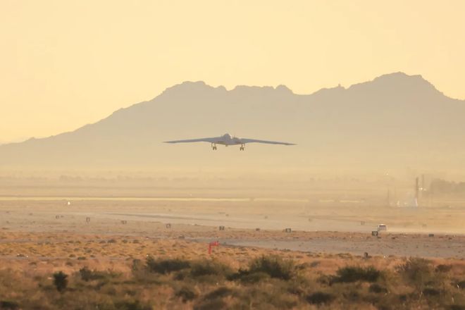 该判几年？B-21匿踪轰炸机首飞画面曝光航空迷抢拍「飞翼」展翅