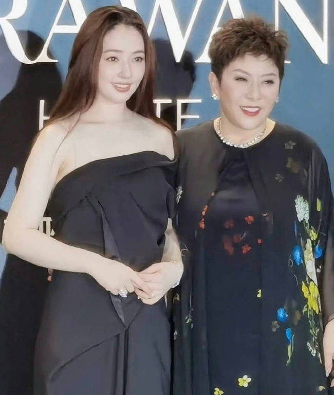 郭碧婷与向太合影 面相富态与婆婆越来越像