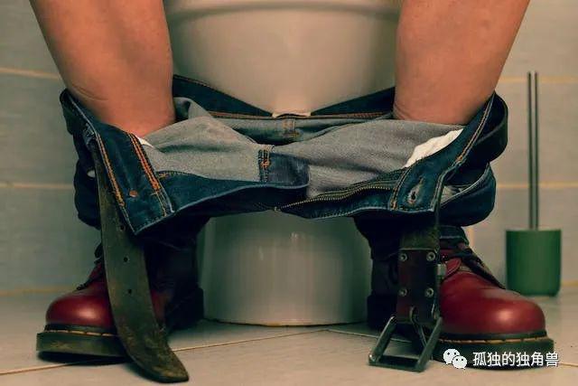 男生坐着小便有什么好处？根据统计，德国有40％的男性坐着尿尿