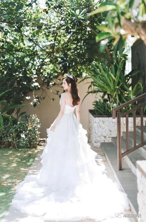 TVB小花与圈外男友巴厘岛结婚 在婚礼现场落泪