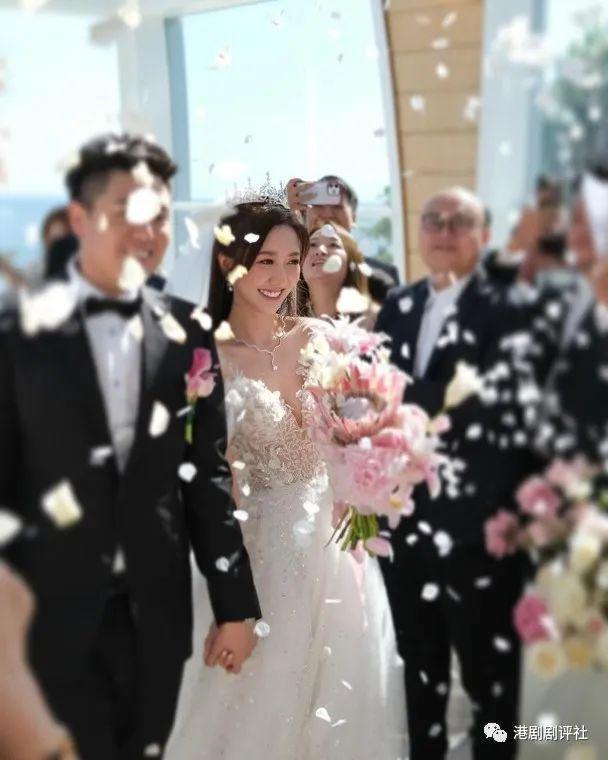 TVB小花与圈外男友巴厘岛结婚 在婚礼现场落泪