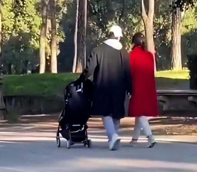 宋仲基带妻子和儿子散步 一家三口画面很温馨