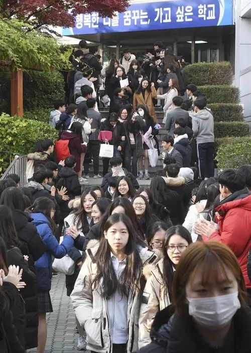韩大学联考提前90秒收卷学生崩溃求偿每人9万元