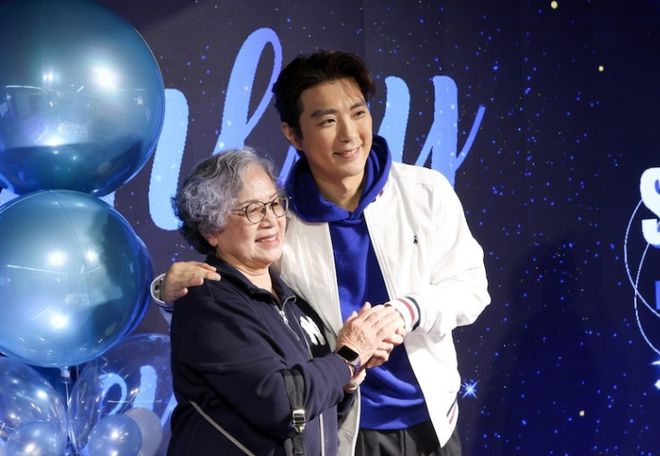 42岁TVB男星入行20年首办粉丝聚会！重演壁咚一幕，75岁婆婆捧场
