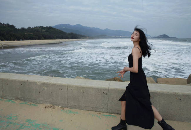 高圆圆海滩大片氛围感十足 穿黑色吊带裙性感优雅