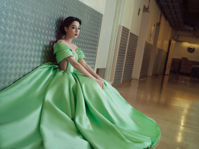 迪丽热巴穿绿色礼裙秀美背 好身材尽显！
