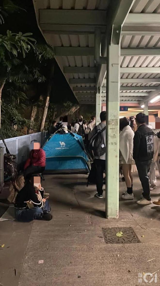 大批内地游客深夜滞留香港，宛如“难民”，惊动港府！