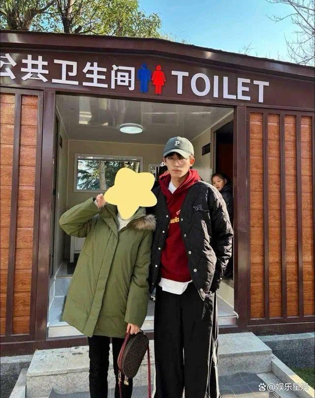 网友曝于正签约男艺人上厕所清人