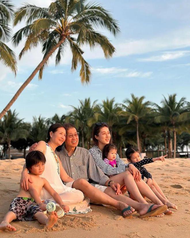 钟嘉欣越南旅行大晒泳照！陪父母子女一家人温馨！