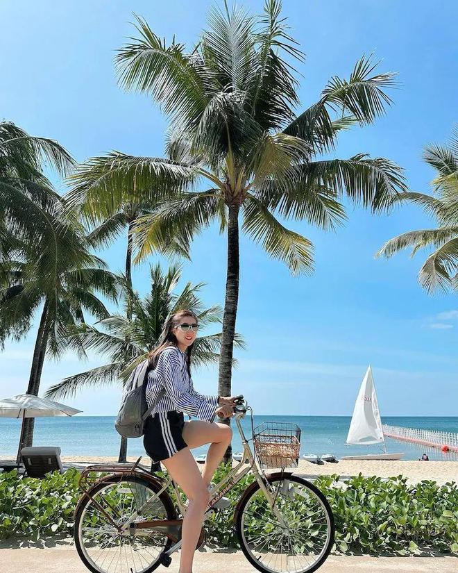 钟嘉欣越南旅行大晒泳照！陪父母子女一家人温馨！