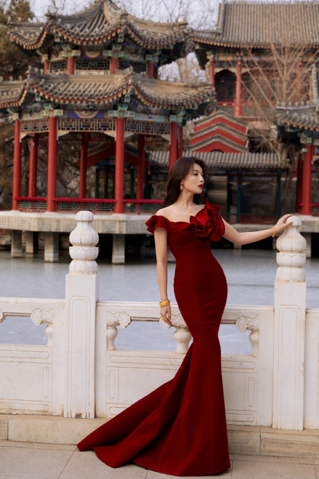 刘涛身穿红色紧身裙 身姿曼妙 