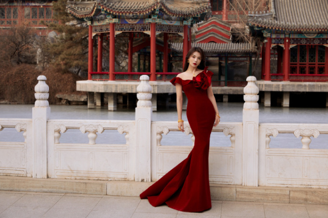刘涛身穿红色紧身裙 身姿曼妙 