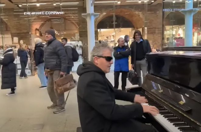 英国钢琴家力抗中国游客，又开始表演了