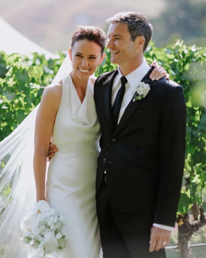 新西兰前总理完婚一袭象牙白礼服灿笑嫁5岁女儿的爹
