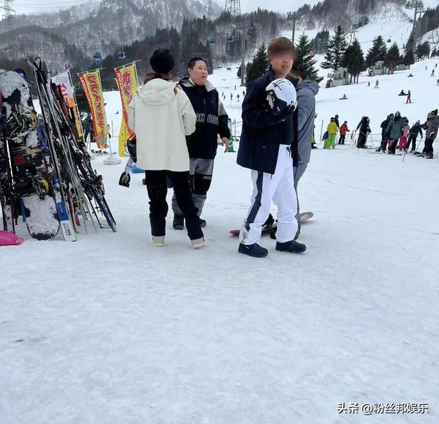 【6upoker】两大“幻神”同游日本，网友偶遇PDD卢本伟滑雪，有空玩没空直播