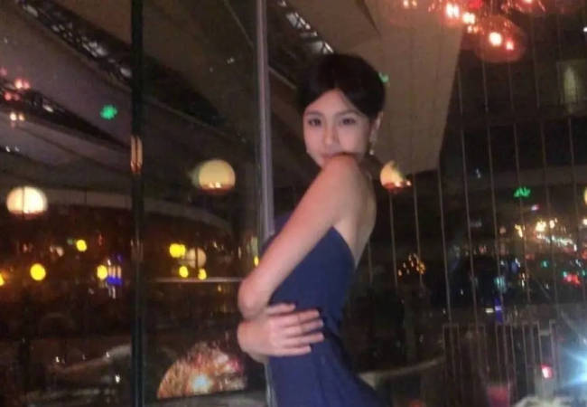 钟丽缇女儿考拉晒14岁庆生照 穿抹胸礼裙性感俏皮