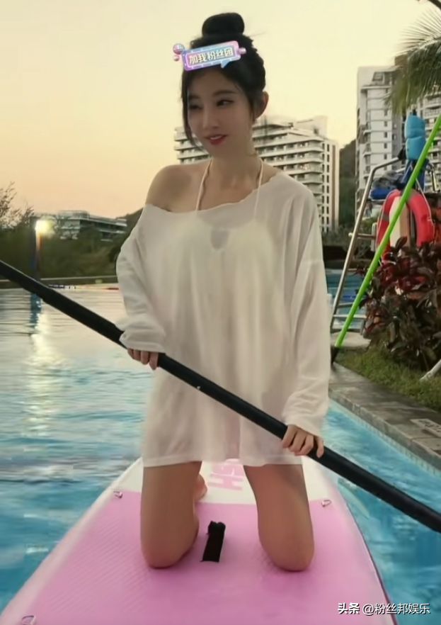 冯提莫三亚泳池直播游泳，真实身高再被质疑，调侃她只敢在儿童区
