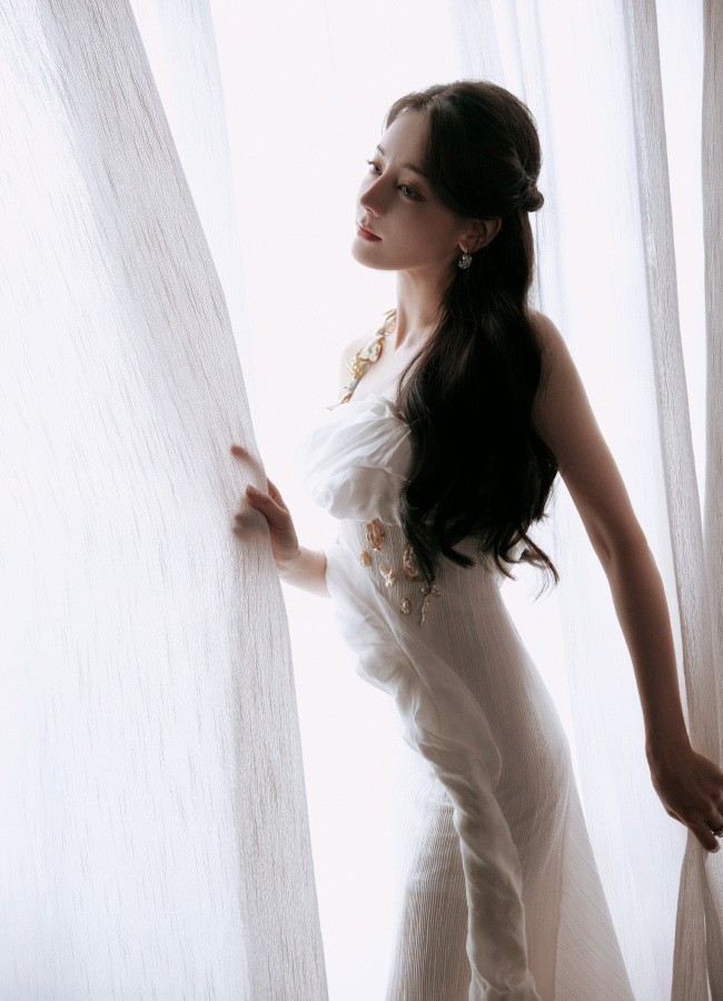 迪丽热巴穿白色吊带纱裙 眼神深邃恬静优雅