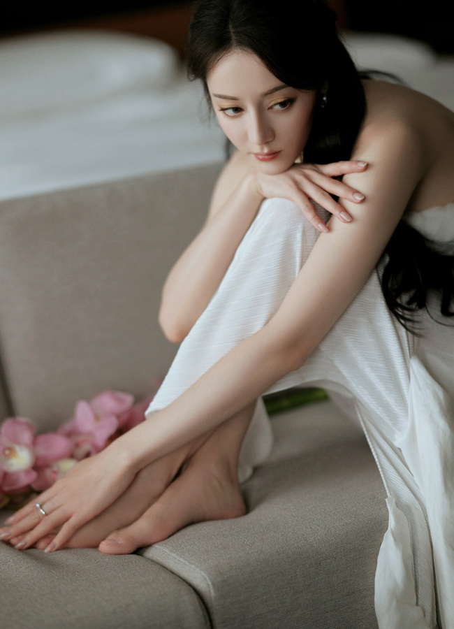 迪丽热巴穿白色吊带纱裙 眼神深邃恬静优雅