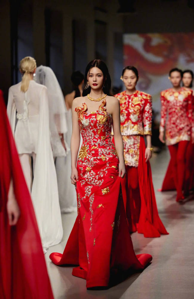 沈梦辰一袭龙纹红色旗袍 仪态大方彰显新中式魅力