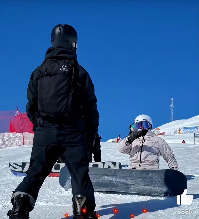 贾玲在新疆滑雪被偶遇，网友热议其运动天赋点满，自导自演炒热度