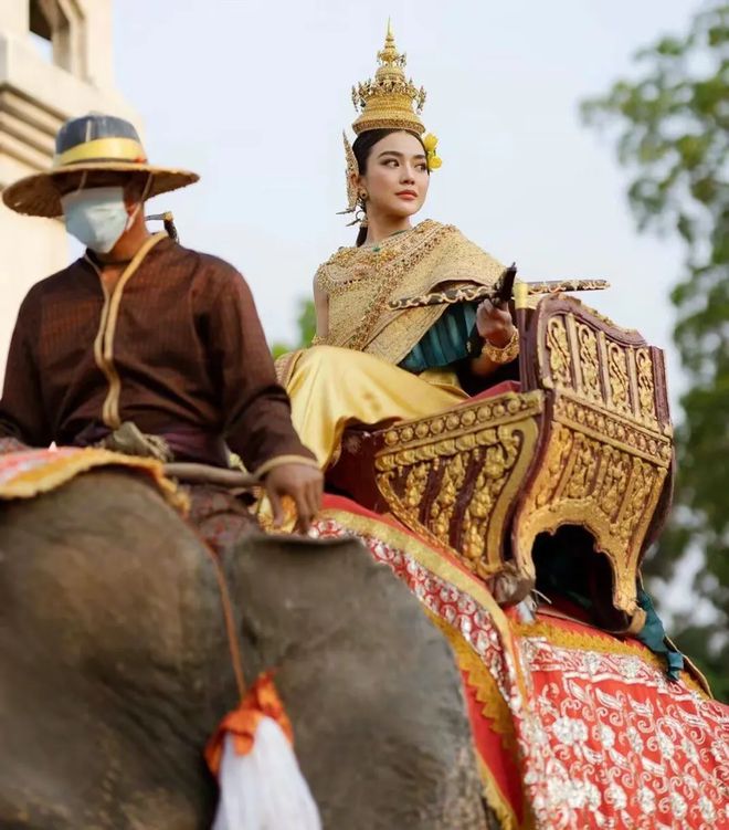 范冰冰参加泰国宋干节，泰国明星骑大象，她坐着寒酸的破旧三轮车