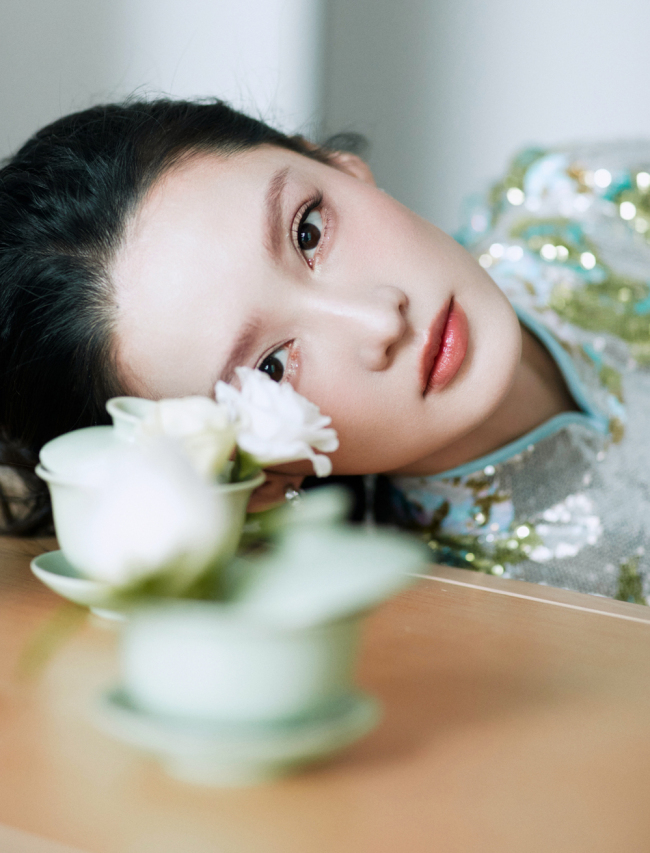 李沁簪花手拿团扇 气质如兰淡雅高贵