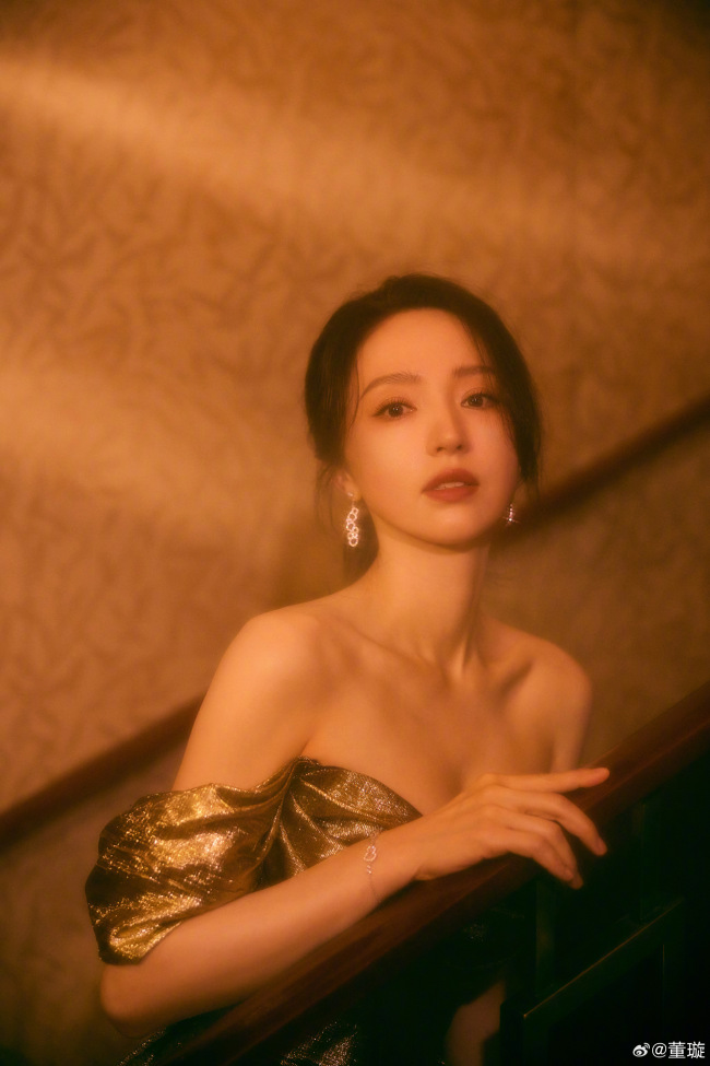 董璇金色抹胸裙复古高贵 朦胧美丽又优雅