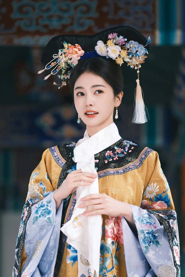 白鹿鹅黄旗装似格格出游 手拿团扇眼神纯真无瑕