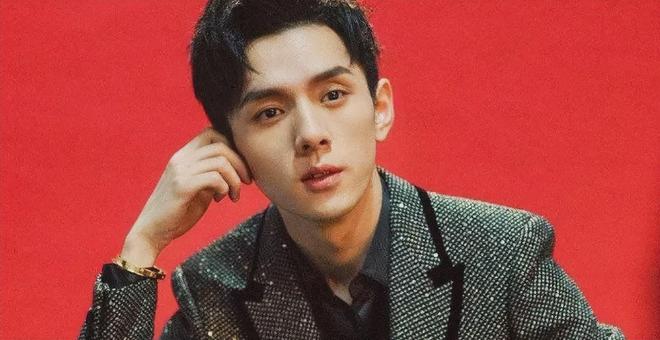 李佳琦被维权消费者怒怼，全网最低价成笑话，李佳琦神话逐渐破碎