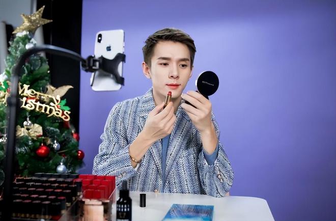 李佳琦被维权消费者怒怼，全网最低价成笑话，李佳琦神话逐渐破碎
