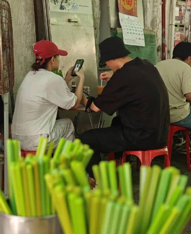 网友在香港偶遇窦骁何超莲 二人吃早餐朴素接地气